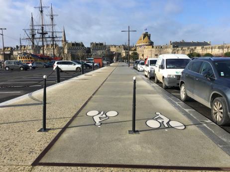Symboles vélos contrastés blancs à contours noirs PREMARK™ - Saint-Malo (35)