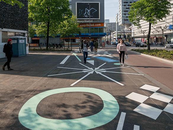 Dekorative Fußgängerwege auf öffentlichen Flächen mit kreativer Markierung