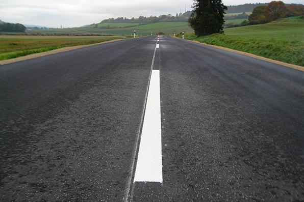 La resina PlastiRoute™ RP applicata su una strada di campagna