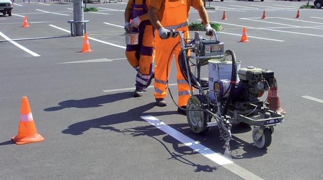 Airless application of HSRoute paint on a car park