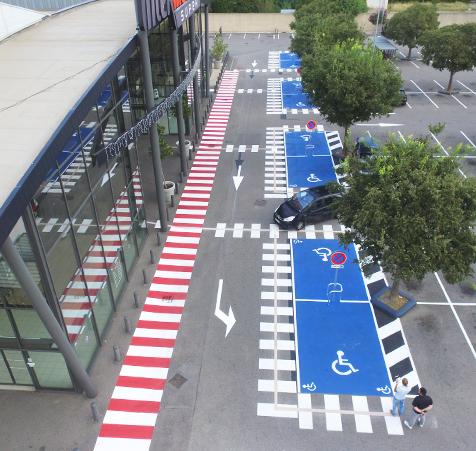 Example of enduit color to distinguish areas on a supermarket parking
