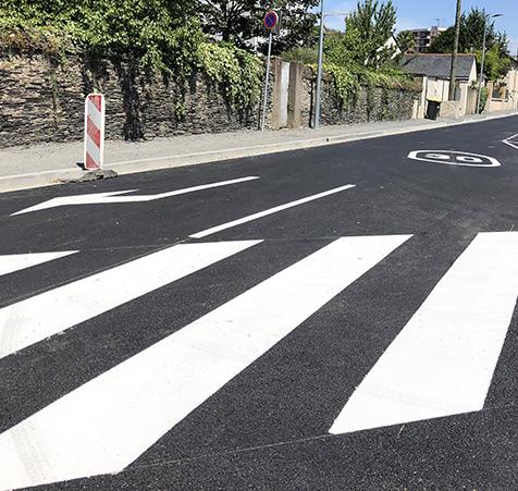 Exemple de signalisation et passage piéton urbain réalisés avec des enduits à chaud